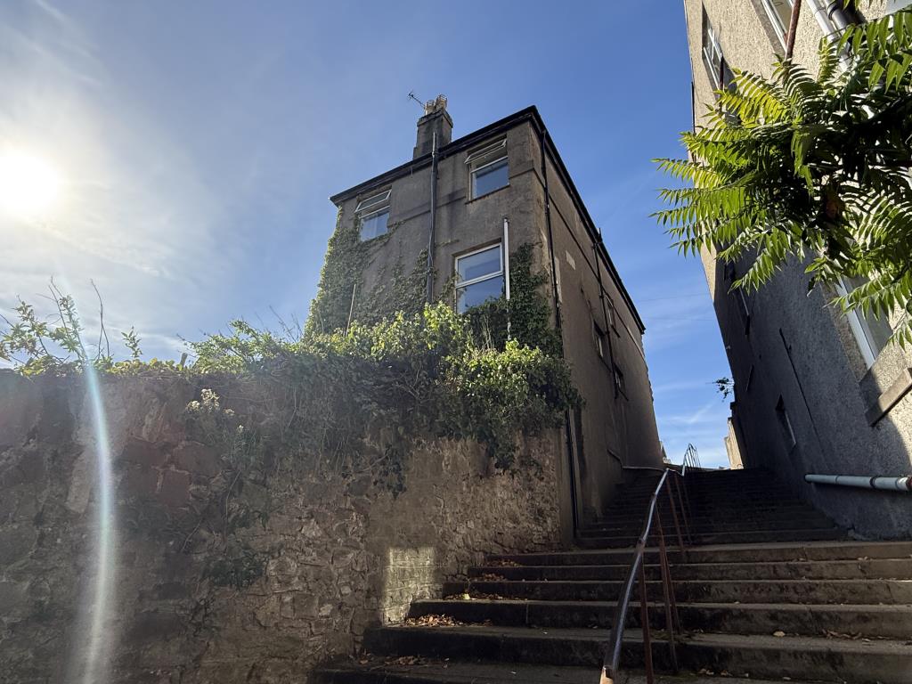 Lot: 171 - RESIDENTIAL INVESTMENT WITH FURTHER POTENTIAL - Side of building showing assess to basement